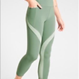 Athleta Salutation Stash Pocket 7/8 Tight